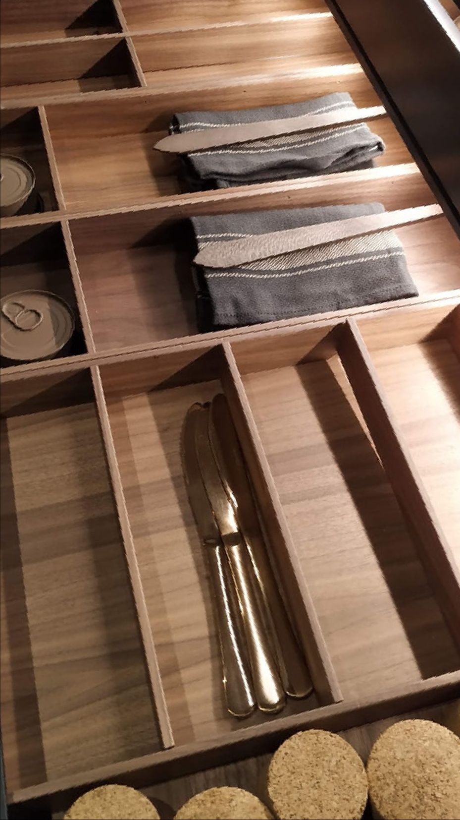 Dormitorio con textiles naturales en una vivienda de la costa