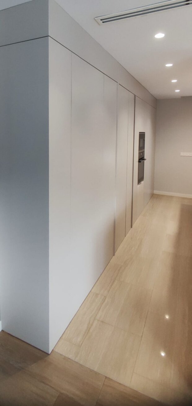 Baño minimalista con materiales premium